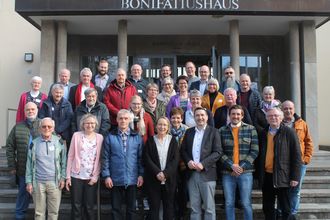 Bei ihrem Treffen im Fuldaer Bonifatiushaus stellen sich die Mitglieder des Katholikenrats zum Gruppenfoto auf (Foto: Hans-Joachim Stoehr)
